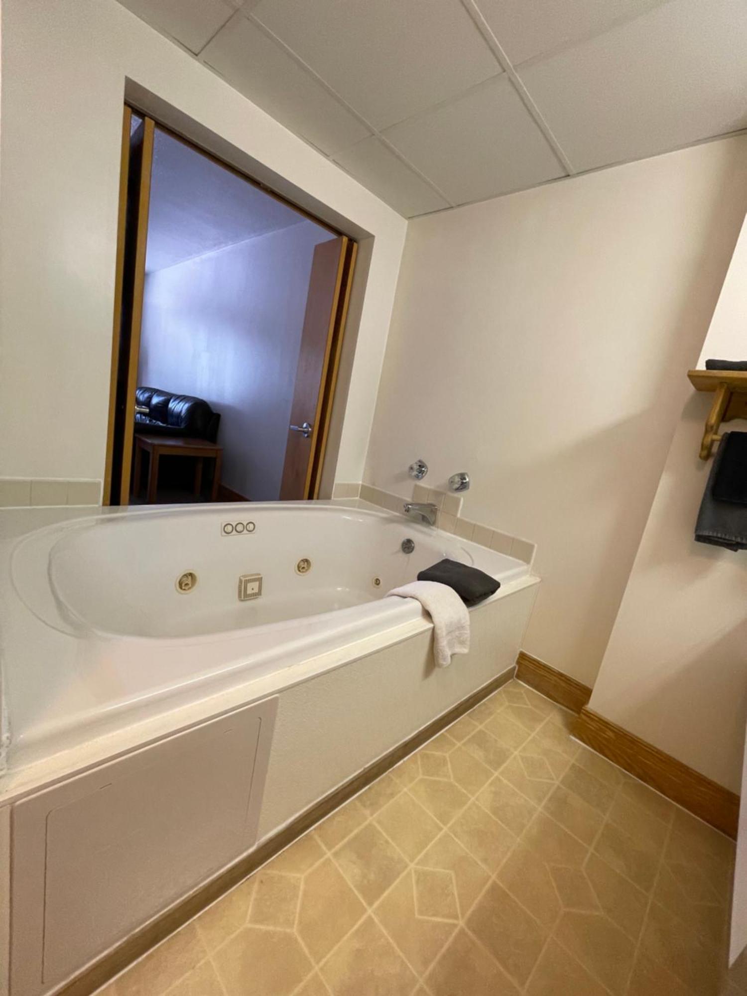Ausable Valley Inn Mio ภายนอก รูปภาพ